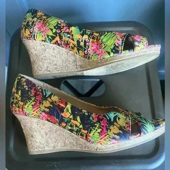 Dexflex comfort wedge heels. Size 7.5 - Picture 2 of 5